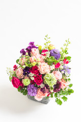 白背景のコピースペースのある沢山の色々なフラワーアレンジメント