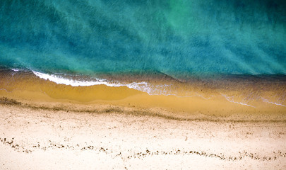 Luftbildansicht der Strandlandschaft und des blauen Meeres