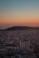 Ciudad de Barcelona Vista des de un plano alto durante el atardecer 