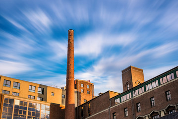 Fototapeta premium Fabrik Gebäude mit Schornstein