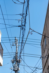 住宅地の電柱と電線