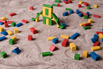 bunte bausteine im kinderzimmer