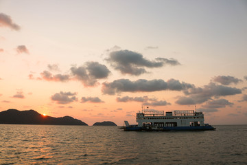 Obraz premium Ferry from mainland to Koh Chang at sunset time.