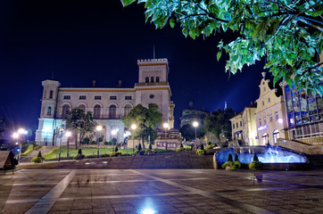 Bielsko-Biała, Plac Bolesława Chrobrego - nocny widok na Zamek Sułkowskich zimny