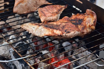 Asando carne en una barbacoa