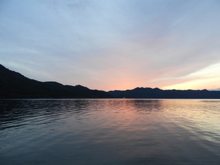 Fototapeta na wymiar 夕暮れの田沢湖