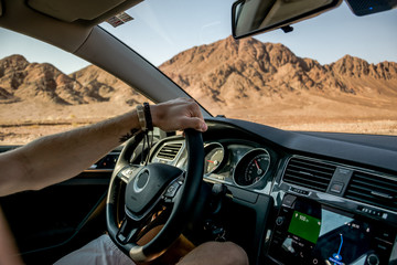 Fototapeta Prowadzenie samochodu, pustynny krajobraz obraz