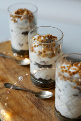 Dolce al cucchiaio con granella di nocciole