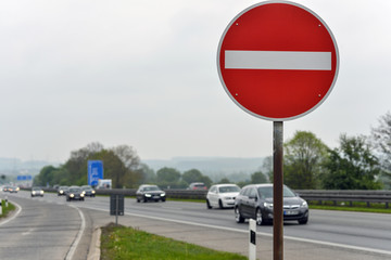 Falsche Ausfahrt an der Autobahn – Konzept Geisterfahrer, selektive Schärfe