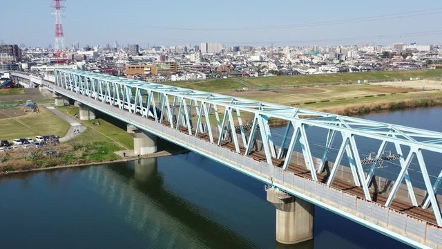 鉄橋を渡る電車