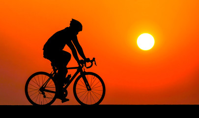 Obraz premium cyclist in sunset