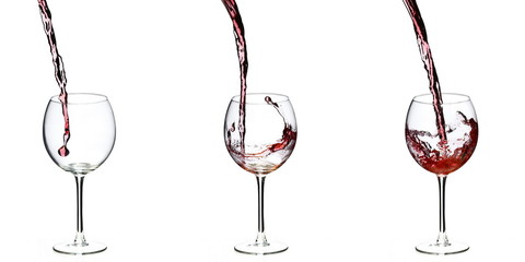 Ein Glas Rotwein einschenken