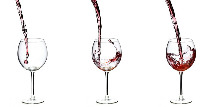 Ein Glas Rotwein einschenken