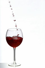 Ein Glas Rotwein einschenken