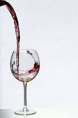 Ein Glas Rotwein einschenken