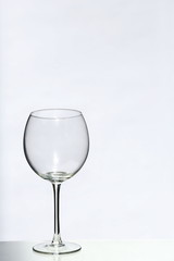 Ein Glas Rotwein einschenken