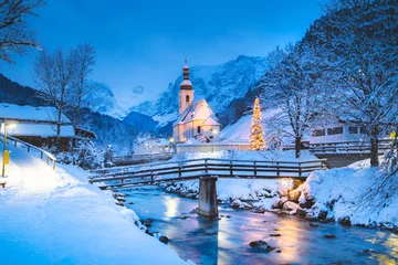 Wandcirkels plexiglas Kerk van Ramsau in de winterschemering, Beieren, Duitsland © JFL Photography