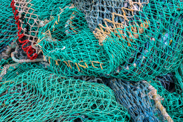 Filets de pêche et bouées en vrac