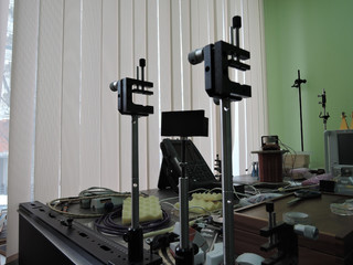 Precise angle optical mounts on optical table