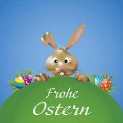 Osterhase mit bunten Eieren mit Himmel