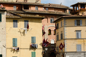 Fototapeta na wymiar Siena, Häuserfassaden an der Piazza del Mercato