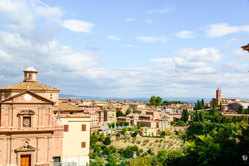 Fototapeta na wymiar Siena Stadtansicht bis hinüber zu den Hügeln der Toskanalandschaft