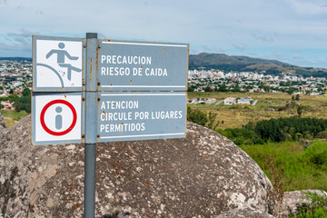 Obraz premium Warning signs of fall in spanish meaning 