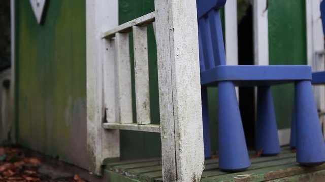 verlassenes Kinderspielhaus im Garten mit einer dollyfahrt