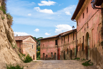 Fototapeta na wymiar Geheimtipp Monterongriffoli, ein idyllischer keiner Ort mit wenigen Häusern in einer herrlichen Landschaft gelegen
