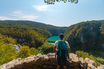 Junger Mann beim Wandern im Plitvice Nationalpark in Kroatien