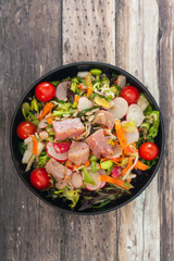 salad crude in melance of beans, kitchen of smoked tuna and sauce wasabi and cincemere