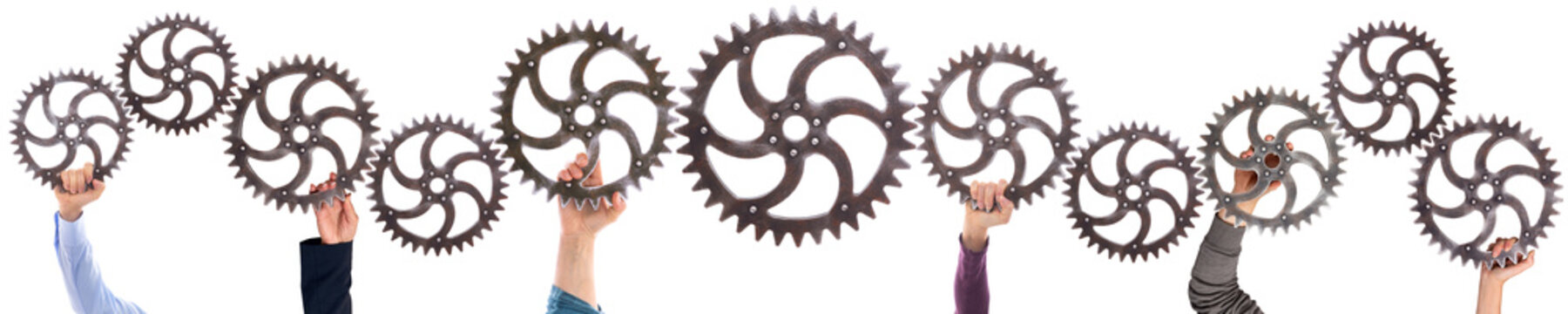 Panorama verschiedener H&auml;nde die Zahnr&auml;der halten, welche ineinander greifen. Gruppendynamik und erfolgreiches Teamwork, Businesskonzept