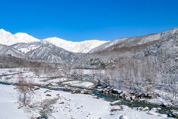 長野県白馬村 雪山と松川の雪景色