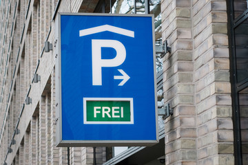 Fototapeta na wymiar parking sign showing available parking spot (german : frei) - parking lot -