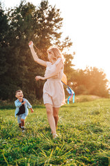 Obraz premium Happy woman with child playing together in field