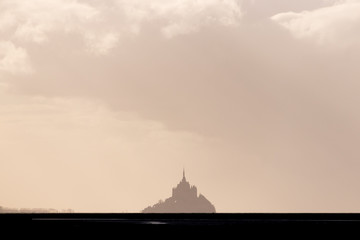 Fototapeta na wymiar Mont Saint-Michel au soleil couchant