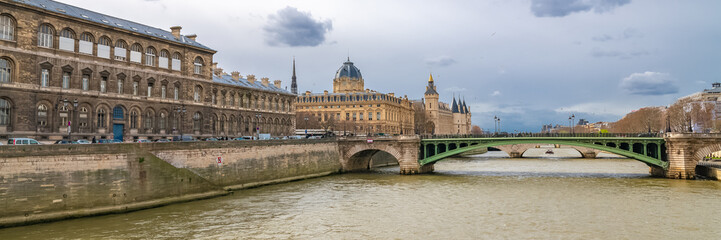 Fototapeta na wymiar Paris, panorama of the Seine, with the pont Notre-Dame, and the Conciergerie in background