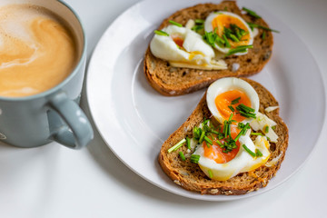 Pomysł na śniadanie - kanapki z jajkiem na miękko i szczypiorkiem - obrazy, fototapety, plakaty