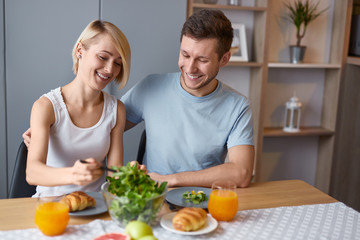 Obraz na płótnie Canvas Loving couple enjoying healthy breakfast 