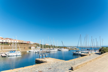 Fototapeta na wymiar Small harbor in the village of stintino