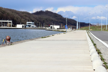 Obraz premium Une piste cyclable en bordure du canal Albert 
