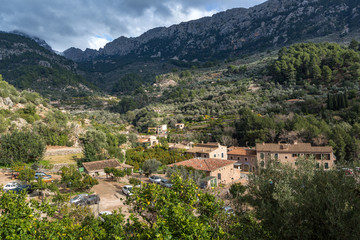Fototapeta na wymiar Ein mediterranes Dorf im Tal der Berge rund um Fornalutx