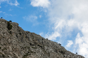 Felsige, raue Berge am sonnigen Nachmittag laden zum Wandern ein