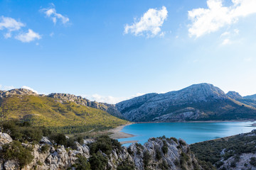 Fototapeta na wymiar Ein blauer Stausee am Torrent de Gorg auf Mallorca wird von Bergen umschlossen