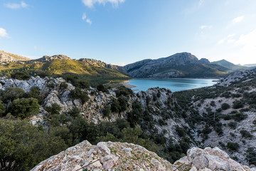 Ein weiter Blick auf den klaren Stausee Torrent de Grog in den Bergen