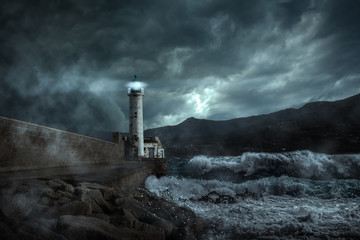 Leuchtturm in einer stürmischen Nacht 
