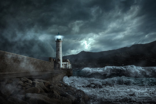 Leuchtturm in einer st&uuml;rmischen Nacht 