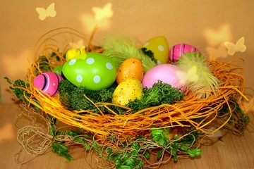 ostern hintergrund korb eier bunt orange schmetterlinge