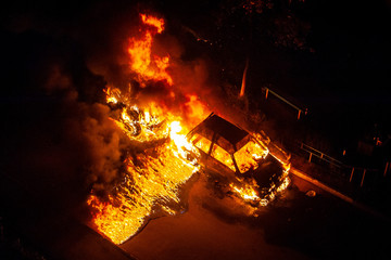 burning car is a flame. Firefighters extinguish the fire.