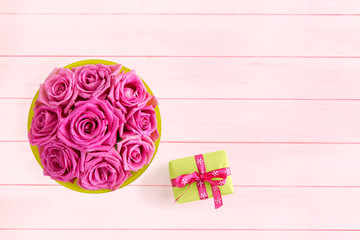  Rosen in pink mit Geschenkbox auf rosa Holzhintergrund, Grußkarte
